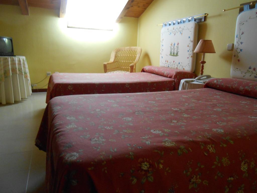 Hostal Burgos Torrecaballeros Room photo